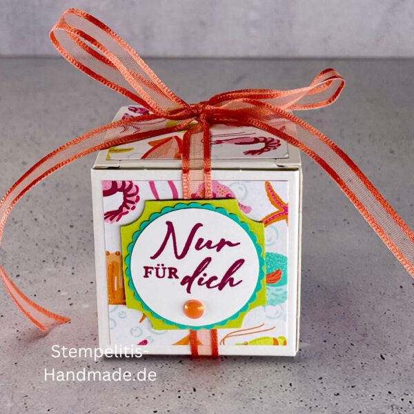 Handdekorierte Geschenkschachtel 5 cm mit maritimen Motiven, Geschenkbox mit Schleife in Grün, Detailansicht Geschenkschachtel Etikett „Nur für dich“, Geschenkschachtel mit bunter Meeresdekoration, Geschenkverpackung, Handgemachte maritime Schachtel mit Schleife